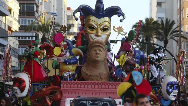 La Cabalgata del Carnaval se celebra por las calles de Cádiz el Domingo de Coros