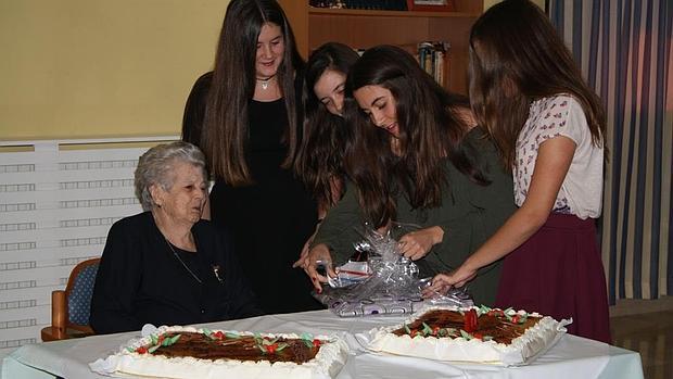 Adela Cuevas recibe los regalos de sus sobrinas-bisnietas por su cien cumpleaños