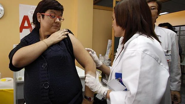 Una embarazada es vacunada en su centro de salud