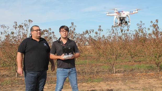 Melchor de la Cruz y su padre haciendo volar uno de sus drones