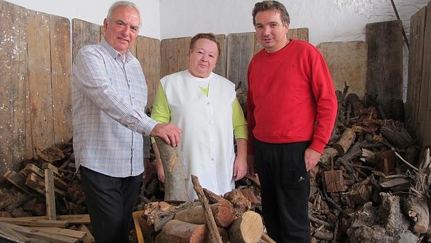 La panadería más antigua de Lebrija mantiene vivo el último horno de leña de la ciudad