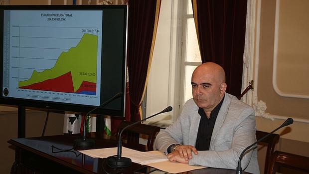 El concejal presentó una serie de datos económicos en rueda de prensa