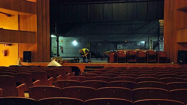 Un operario trabaja encima del escenario del teatro