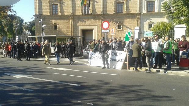 Los extrabajdores de Delphi se han desplegado por los alrededores del Parlamento Andaluz