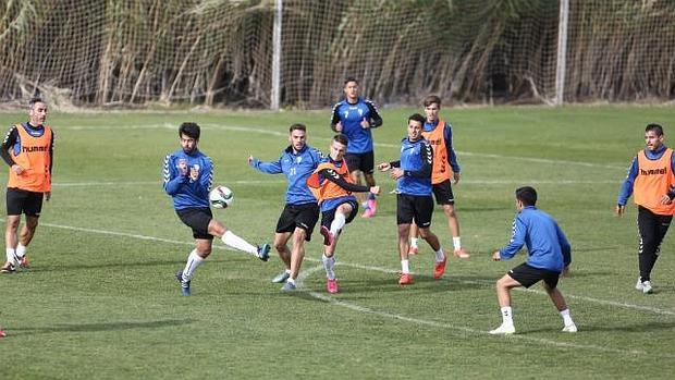 Una victoria del Cádiz CF en Merida pondría el liderato a dos puntos