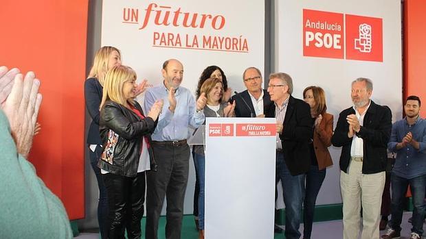 Rubalcaba hurga en la reforma laboral del PP y acusa a Rajoy de favorecer despidos