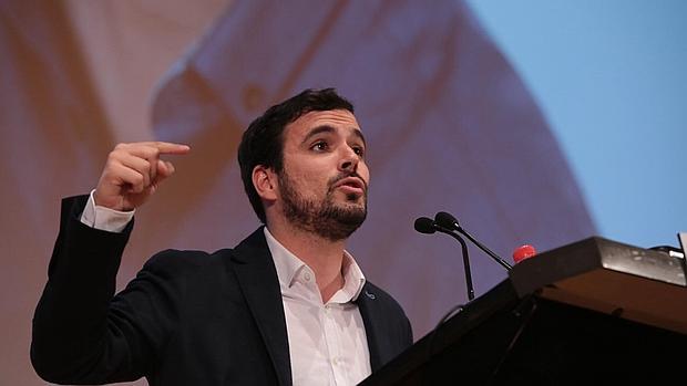 Alberto Garzón, recibido en Cádiz por los incombustibles de IU