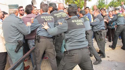 La Guardia Civil contiene a los vecinos que se habían concentrado en los juzgados