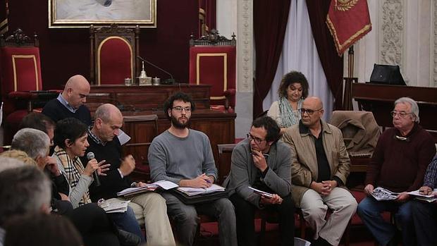 Imagen de la reunión del Ayuntamiento con los colectivos vecinales de Cádiz