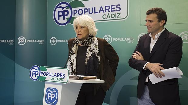 Teófila Martínez y Bruno García durante la intervención en al sede provincial del PP