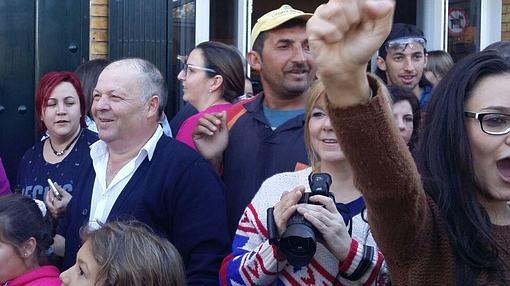 Con camisa blanca, Manuel Sevillano, del bar donde se ha vendido la lotería