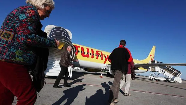 Viajeros embarcan en un 'charter' del operador Tui en el aeropuerto de Jerez