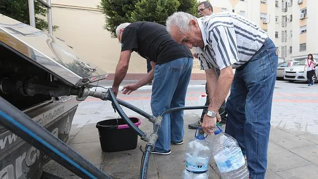 Vecinos de Loreto afectados por los cortes de agua.