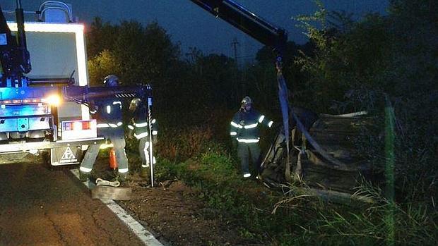 Rescatan al conductor de un coche y a dos perros atrapados tras un accidente en Algeciras