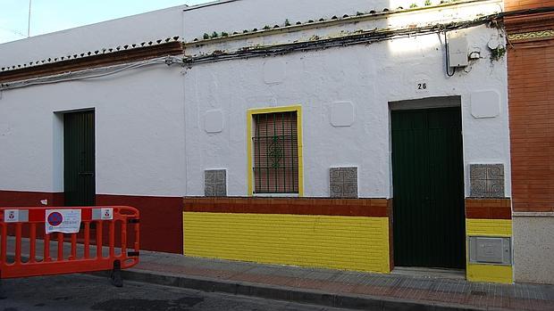 Fachada de la vivienda de Dos Hermanas donde la Policía encontró a la víctima