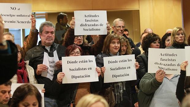 Trabajadores de la Diputación, protestando en el pleno