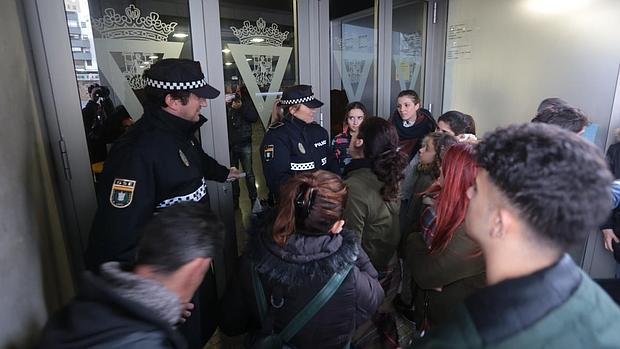 Los aficionados enfurecen tras agotarse las entradas para Martínez Ares