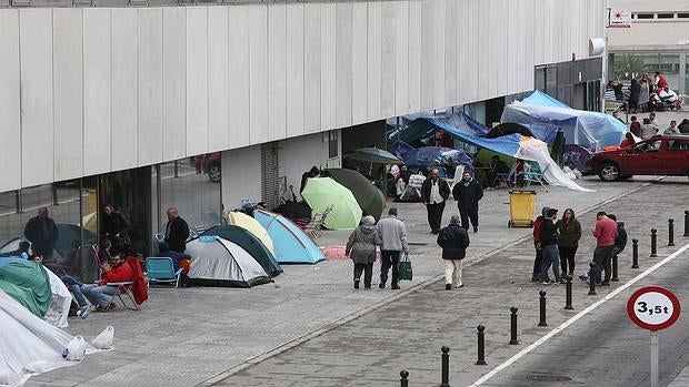 La cola para comprar las entradas del Falla se multiplica a una hora de abrir las taquillas