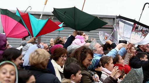 La lluvia no impide que la magia de la Cabalgata recorra las calles de Cádiz