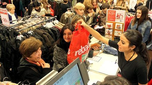 Arrancan las rebajas que prometen liquidar la crisis