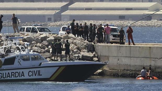 El Peñón acusa al expatrón de pescadores de La Línea del robo de un bloque de hormigón