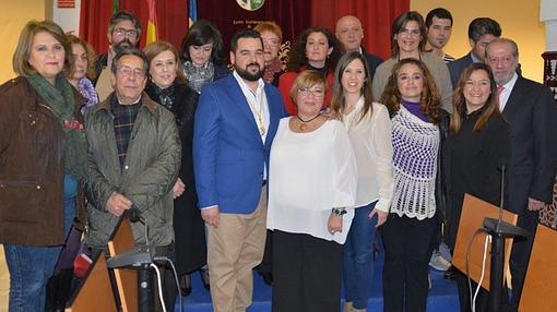 El nuevo alcalde de Gines (centro) flanqueado por miembros del PSOE