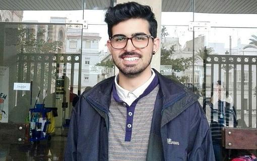 Ramón Vela frente a la Facultad de Medicina de Cádiz