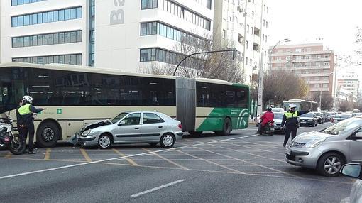 Un autobús y un turismo colisionan en la Avenida de Cádiz