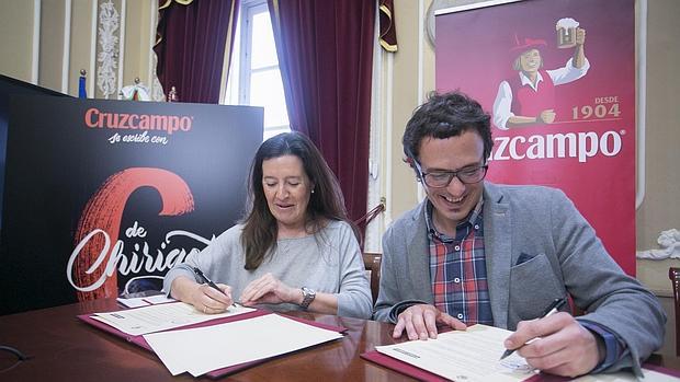 Ayuntamiento y Cruzcampo firman un convenio para la difusión del Carnaval