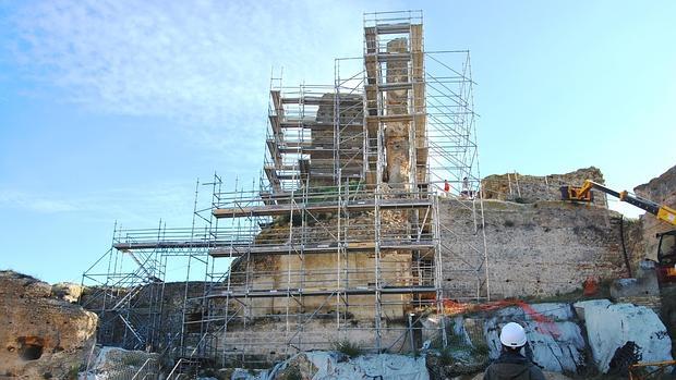 La imponente torre del Homenaje quedará salvada tras la unión de sus muros con materiales originales