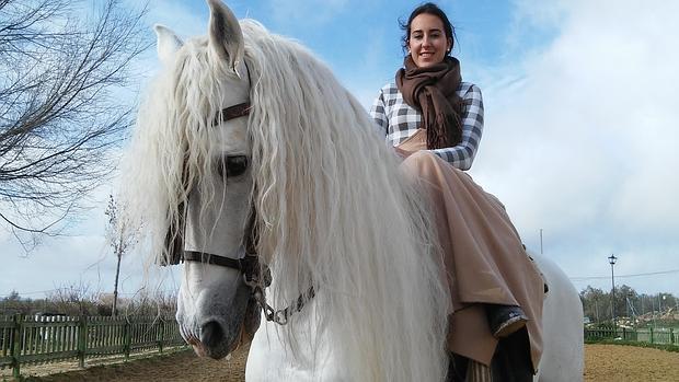 Lucía Díaz con su caballo toroo Garboso