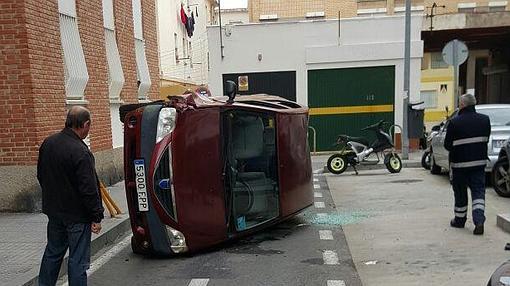 Espectacular accidente con un coche volcado en la calle Salvador del Mundo de Cádiz