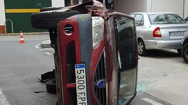 Espectacular accidente con un coche volcado en la calle Salvador del Mundo de Cádiz