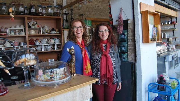 Victoria Gutiérrez y Ana Peluaga han montado Namasté en el mercado de Abastos de Carmona