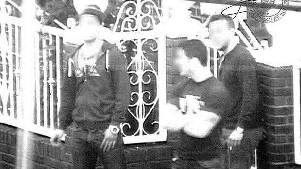 Imagen de los dos marineros de Elcano detenidos y un narco, ante la casa del barrio neoyorquino donde operaba la red, que puso sobre aviso de la posible presencia de narcóticos en la goleta.