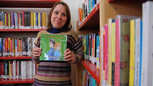 María del Carmen Fernández con el segundo de sus libros para niños