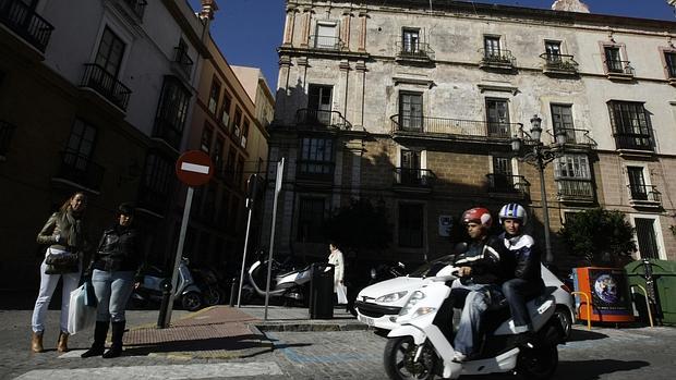 La Plaza Argüelles de Cádiz permanecerá toda la semana cerrada al tráfico