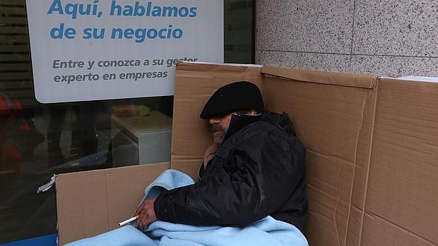 Una persona sin hogar, en el centro de Cádiz