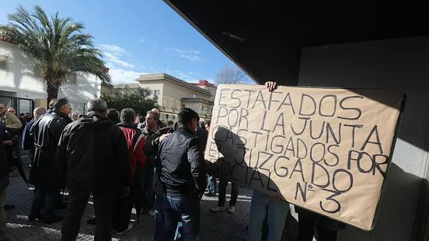Protesta de los extrabajadores de Delphi ante el juzgado de lo Social