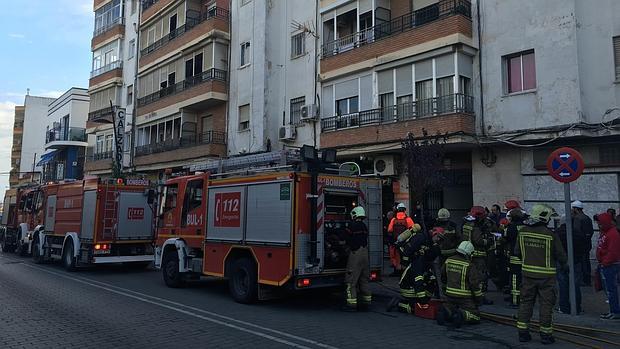 Un incendio obliga a desalojar un edificio de once plantas en San Juan de Aznalfarache