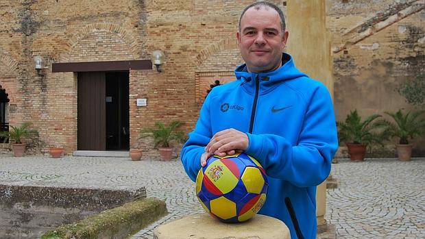 El entrenador carmonense Quico Eslava ha vuelto a su ciudad natal por unos días