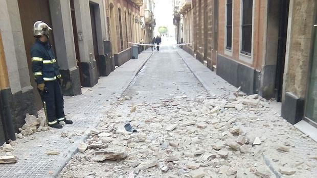 Sanean una cornisa tras caerse un trozo de más de tres metros en la calle Buenos Aires