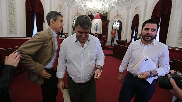 Los tres portavoces de la oposición, saliendo del Salón de Plenos del Ayuntamiento.