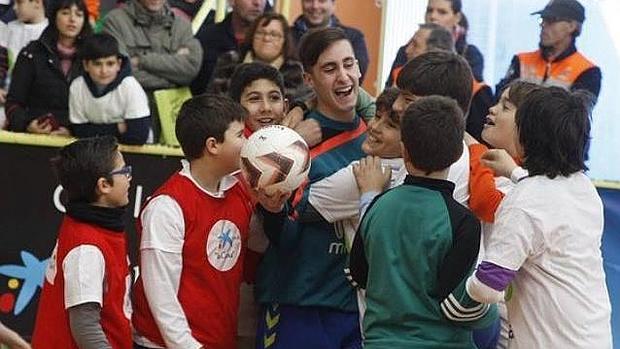 Roberto Sánchez, saludado por aficionados tras un partido de la Gira Megacraks