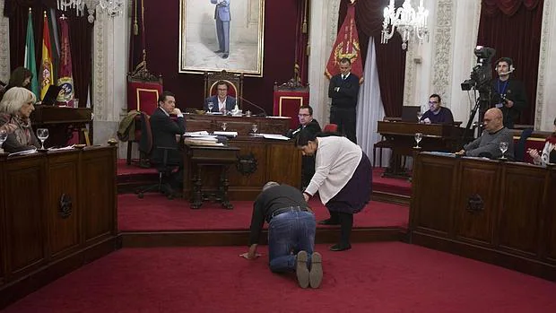 La concejala Ana Fernández intentó evitar que el hombre se arrodillara.