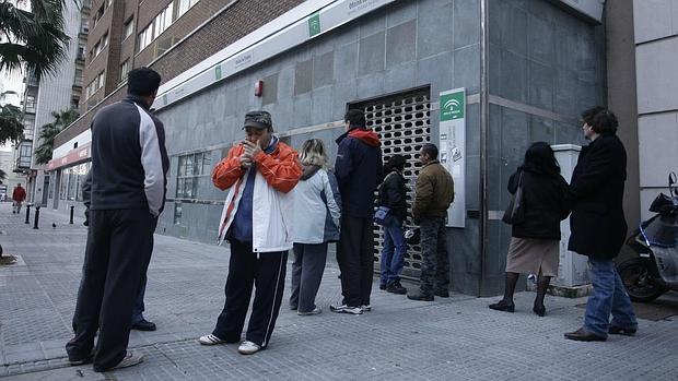 Cádiz recorta 588 parados en febrero