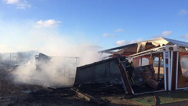 Extinguido un incendio en un chiringuito de la playa del Camarón en Chipiona