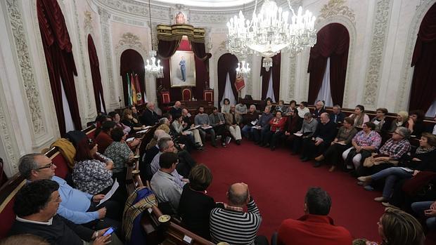 Primer paso de Podemos para que los colectivos vecinales paguen su luz y agua