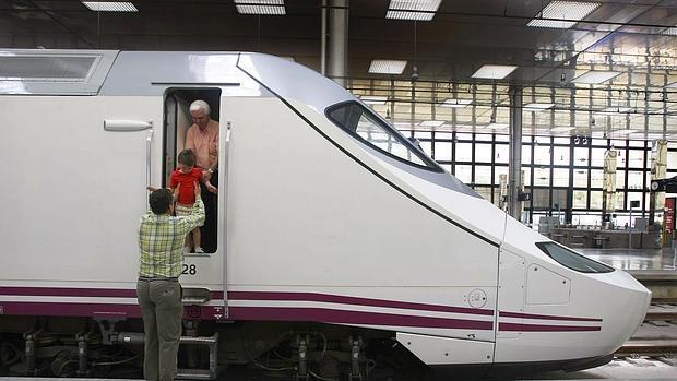 Locomotora de uno de los Alvia en la estación de Cádiz