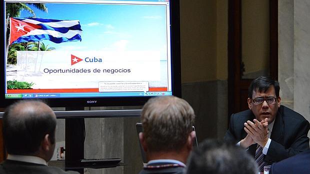 El cónsul cubano en Andalucía, Alejandro Castro, durante la presentación este martes en la Cámara de Comercio de las oportunidades de negocio en su país